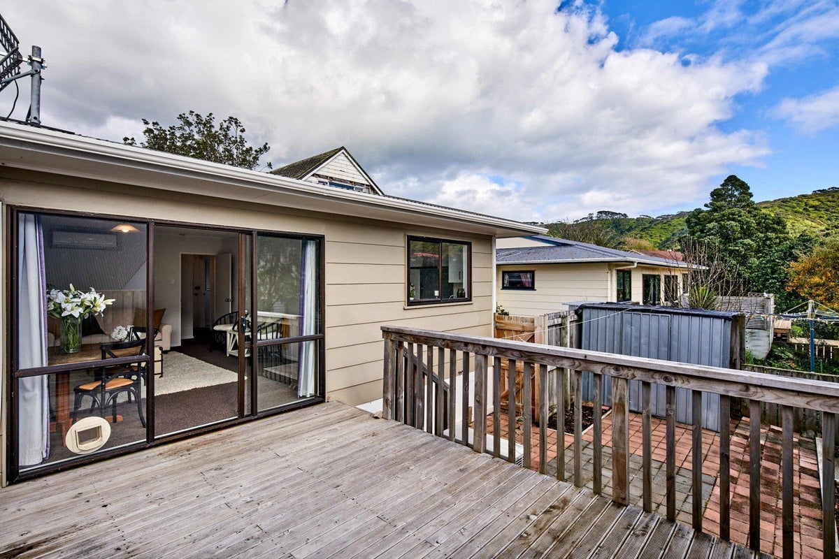 2/11 TE ARAWI ST, TAKAPUWAHIA, PORIRUA - Carousel 1