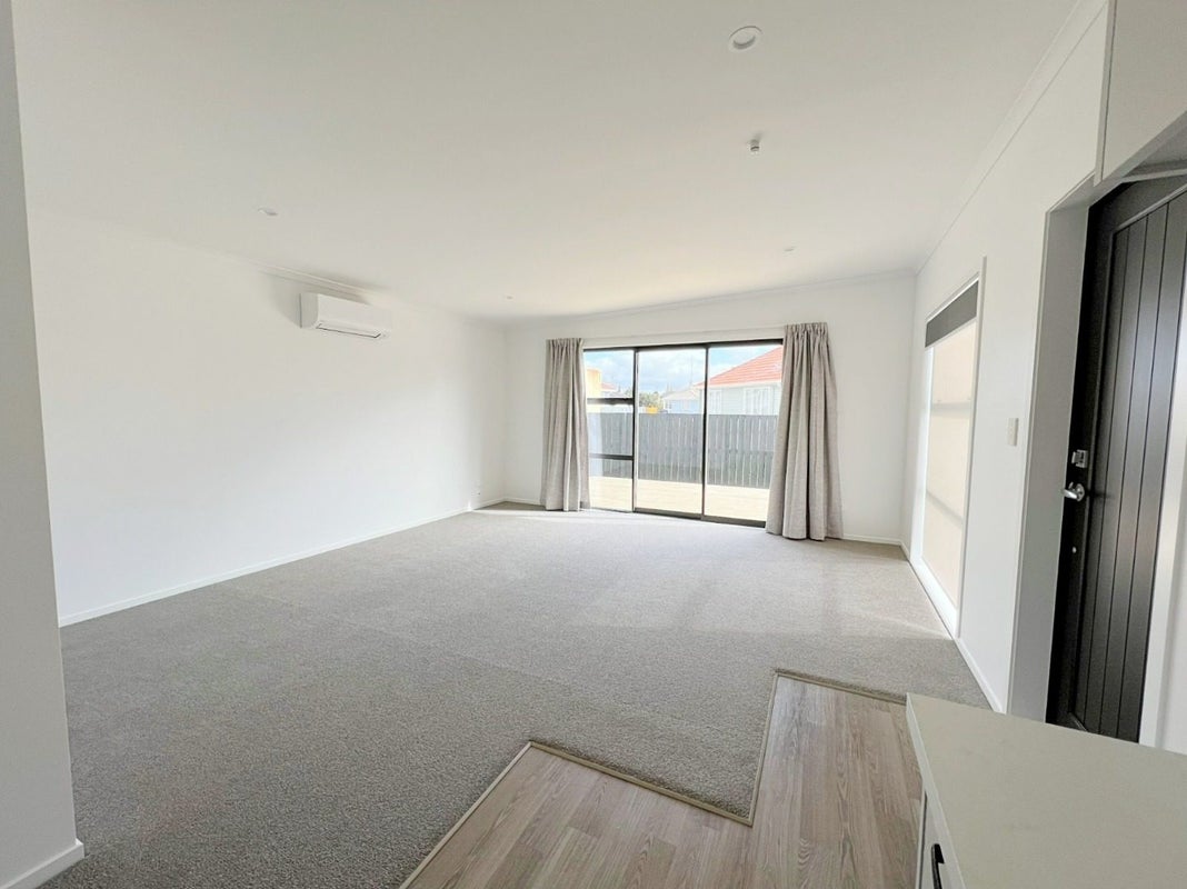 2/1085 Heaphy Terrace, Fairfield, Hamilton - Carousel 2