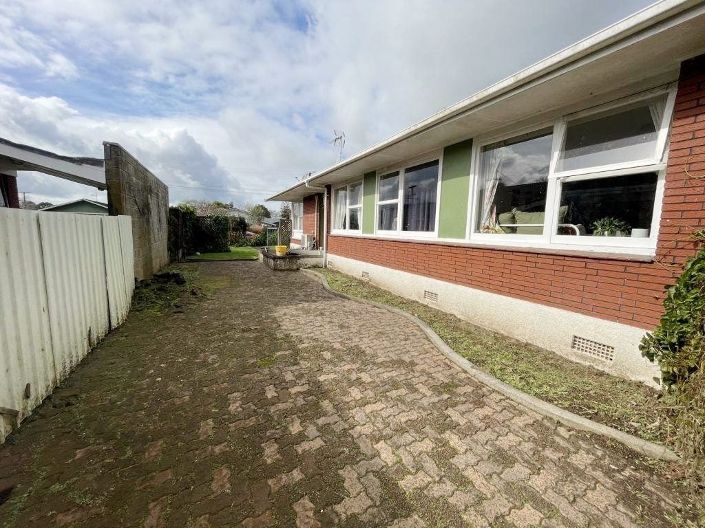 33 Regent Street, Silverdale, Hamilton - Carousel 20
