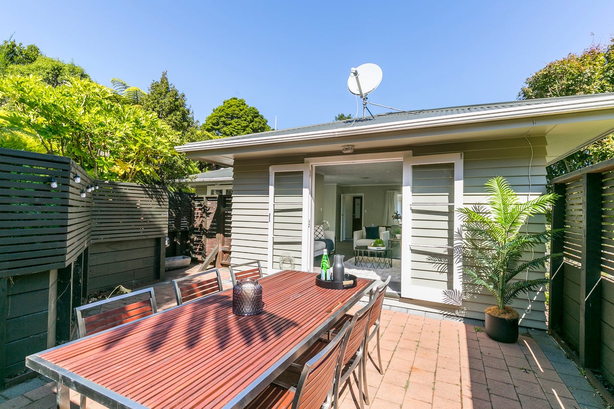 1 Kiwi Place, Tawa, Wellington - Carousel 1