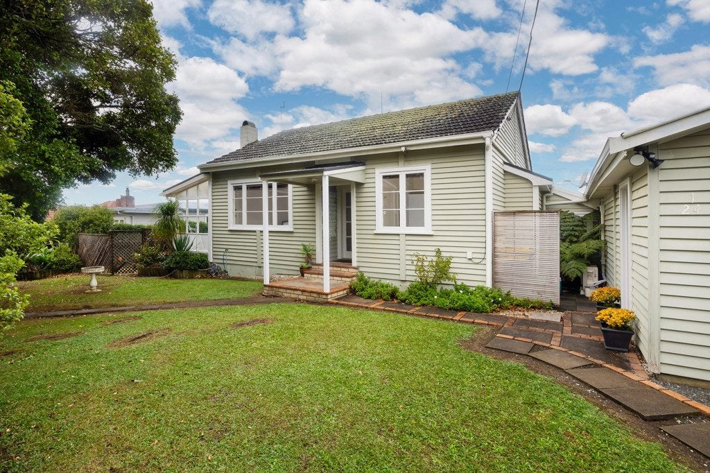 24 Arahoe Road, New Lynn, Auckland - Carousel 1