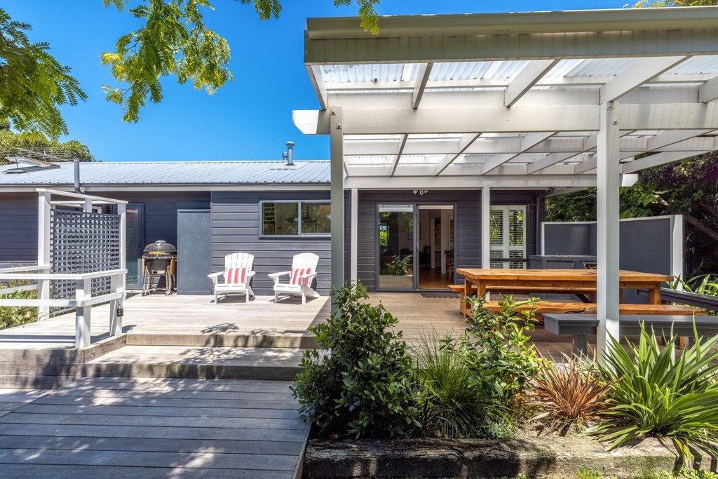 494 Sea View Road, Onetangi, Waiheke Island - Carousel 1