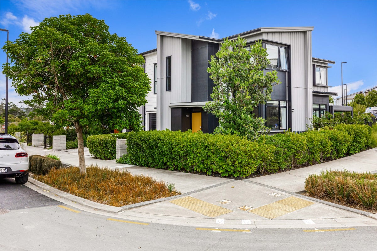 16 Kauri Amber Road, Westgate, Auckland - Carousel 1