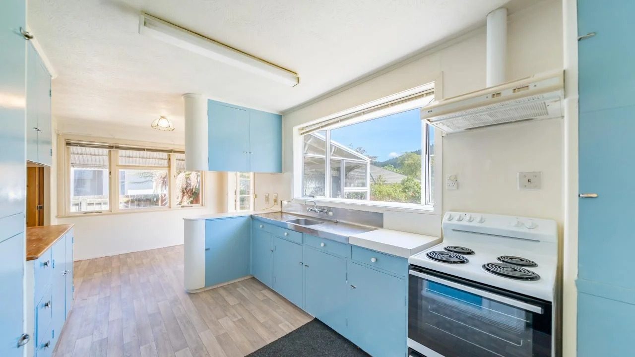 8 Hall Grove, Ebdentown, Upper Hutt - Carousel 2