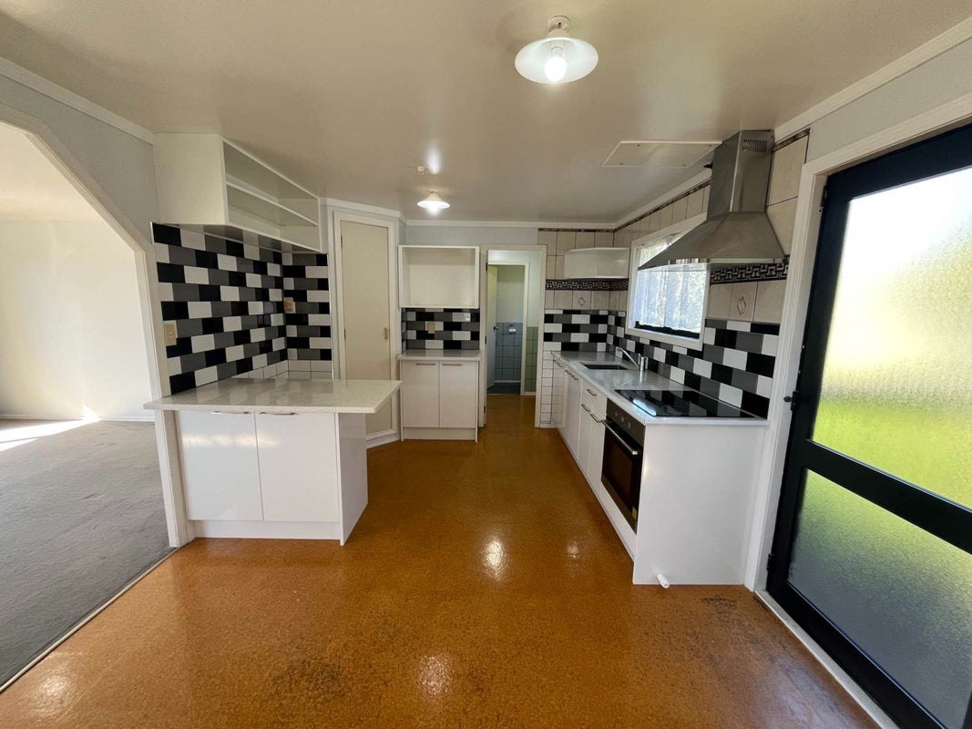 24A Netherlands Avenue, Kelston, Auckland - Carousel 1