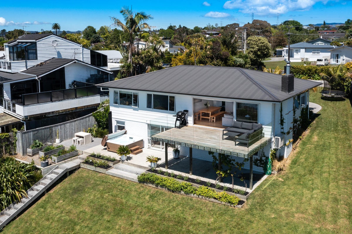 106 Tiroroa Avenue, Te Atatu South, Auckland - Carousel 2
