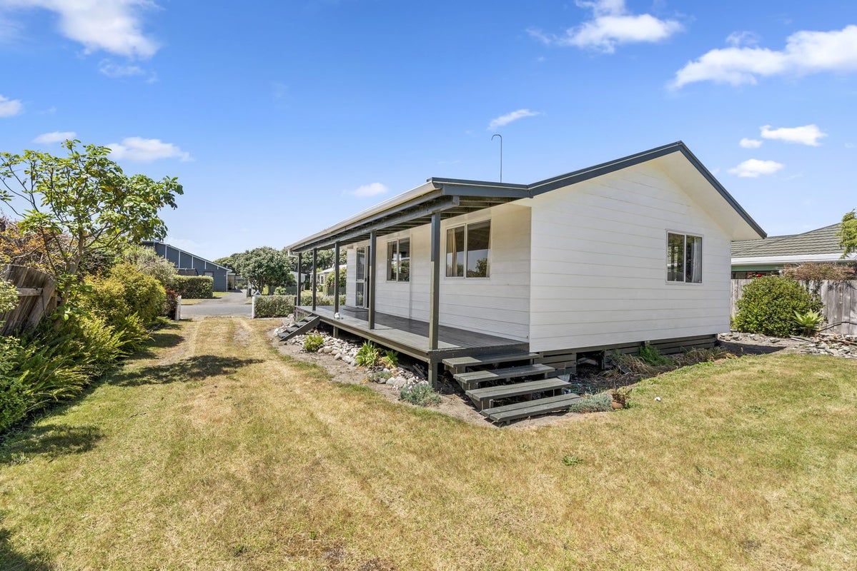 10 Reeves Street, Waikanae Beach, Waikanae - Carousel 2