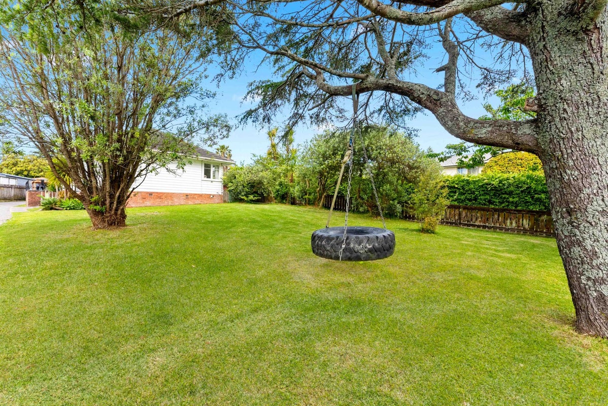 48 Amberley Avenue, Te Atatu South, Auckland - Carousel 1