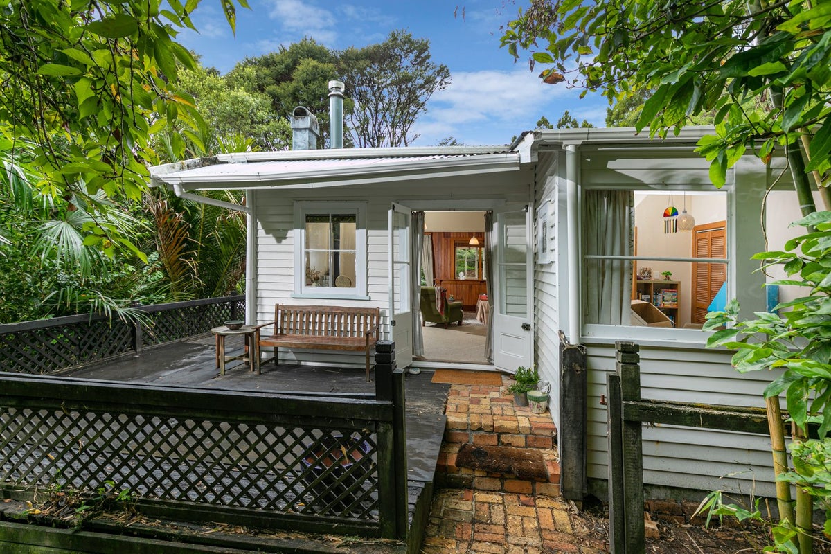 332 Huia Road, Titirangi, Auckland - Carousel 1