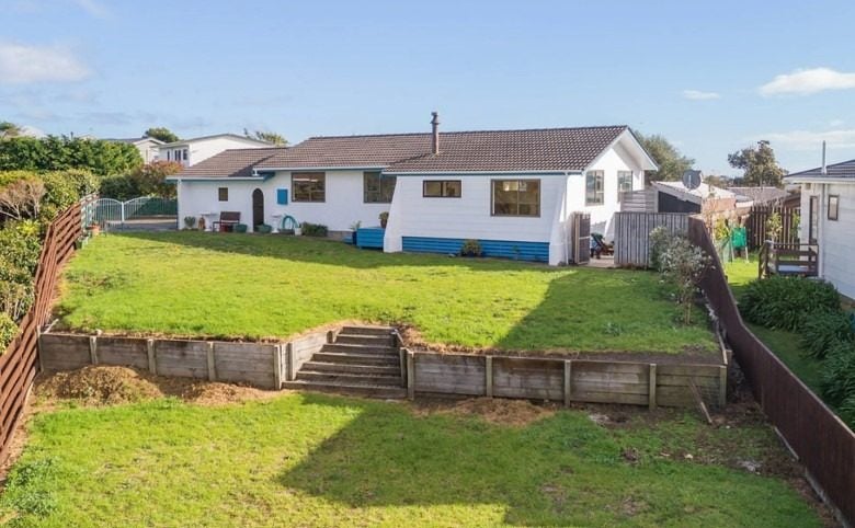13 Freyberg Crescent, Waikanae Beach, Waikanae - Carousel 1