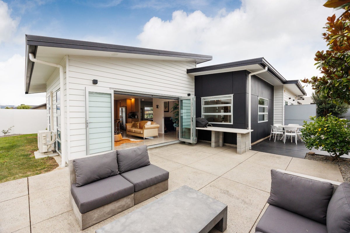 2 Chestnut Close, Kelvin Grove, Palmerston North - Carousel 2