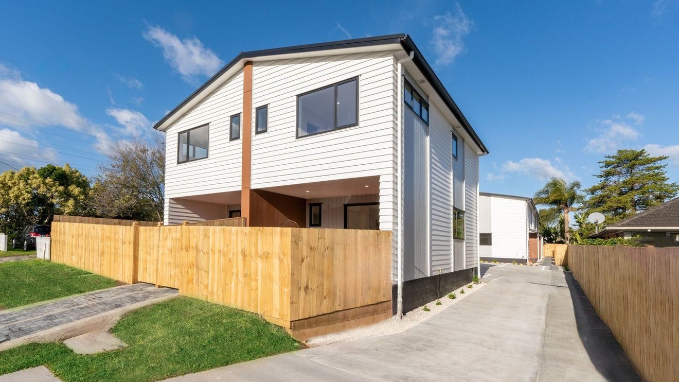 1/3 Royal View Road, Te Atatu South, Auckland - Carousel 1