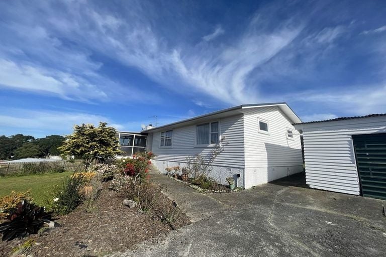 20 Trojan Crescent, New Lynn, Auckland - Carousel 2