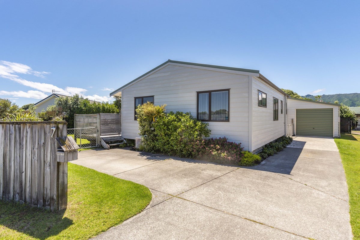 7 Adrian Grove, Waikanae Beach, Waikanae - Carousel 2