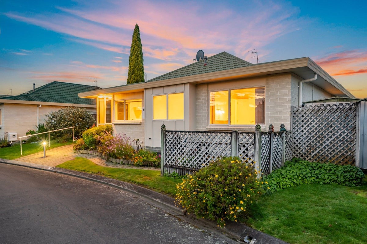 31/17 JOHN ST, TRENTHAM, UPPER HUTT - Carousel 1