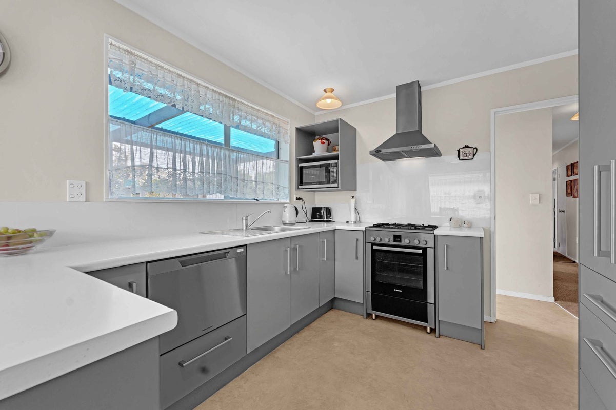 5 Kirrama Place, Conifer Grove, Takanini - Carousel 2