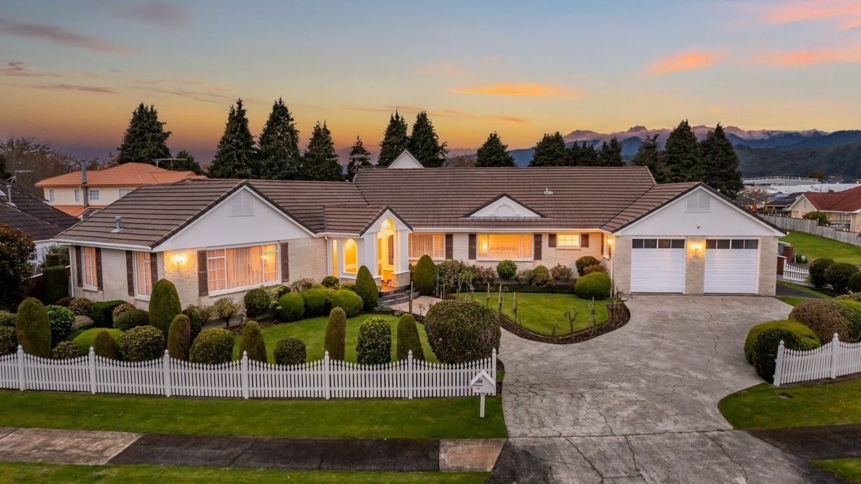 19 Comeskey Grove, Elderslea, Upper Hutt - Carousel 1