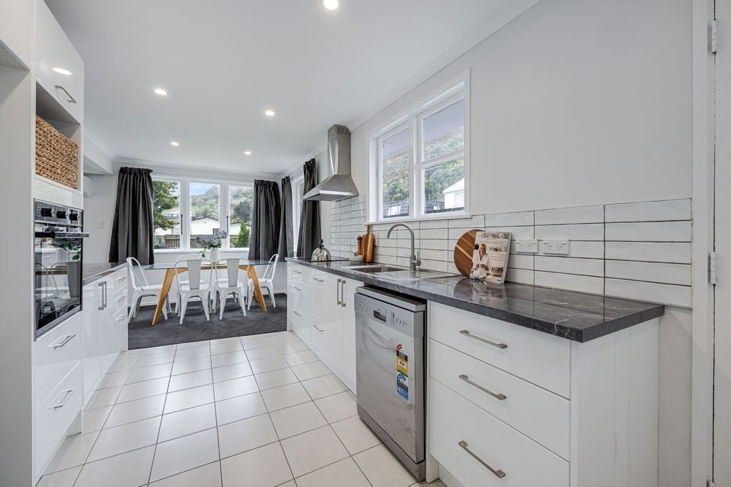 1/395 Cambridge TCE, WAIWHETU, LOWER HUTT - Carousel 1
