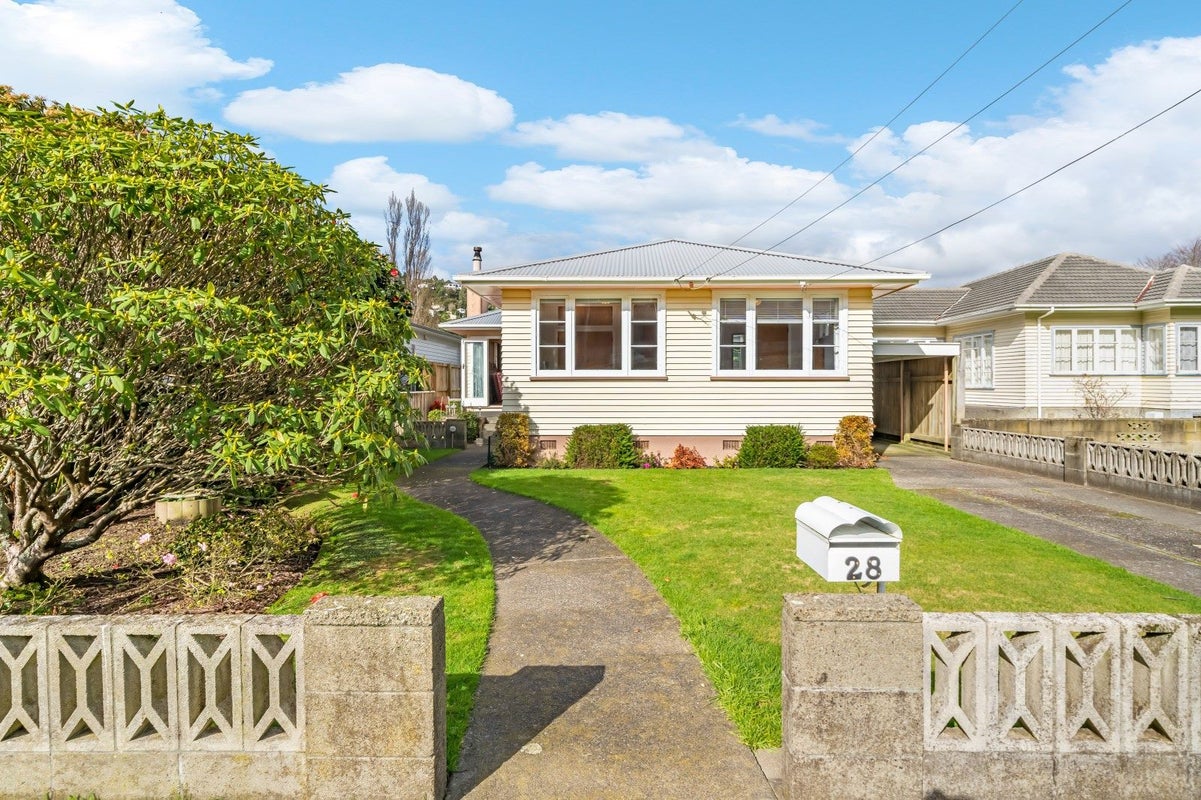 28 Golf Road, Manor Park, Lower Hutt - Carousel 1