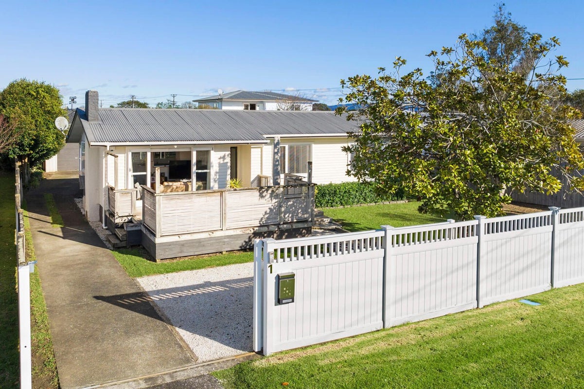 1 Waipani Road, Te Atatu Peninsula, Auckland - Carousel 1