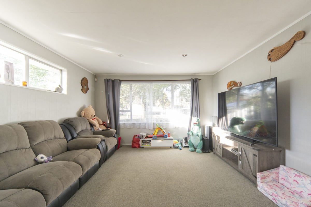50 Oakfield Crescent, Pukete, Hamilton - Carousel 2