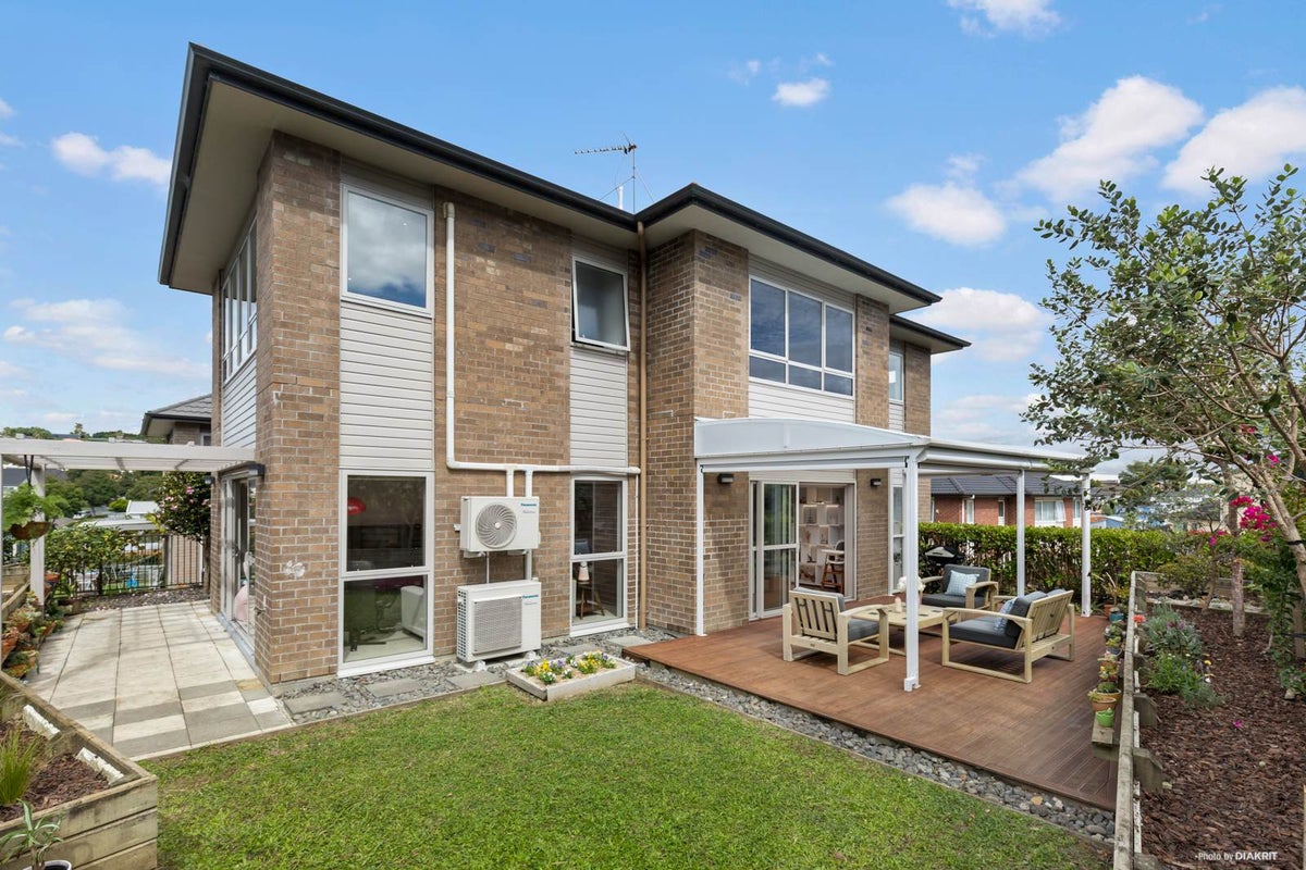 11 Sohlue Place, Oteha, Auckland - Carousel 1