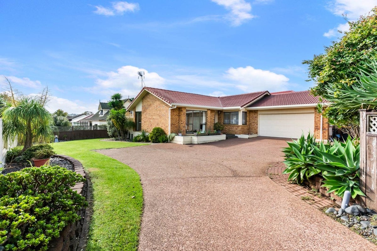 16 Hayes Place, Half Moon Bay, Auckland - Carousel 1