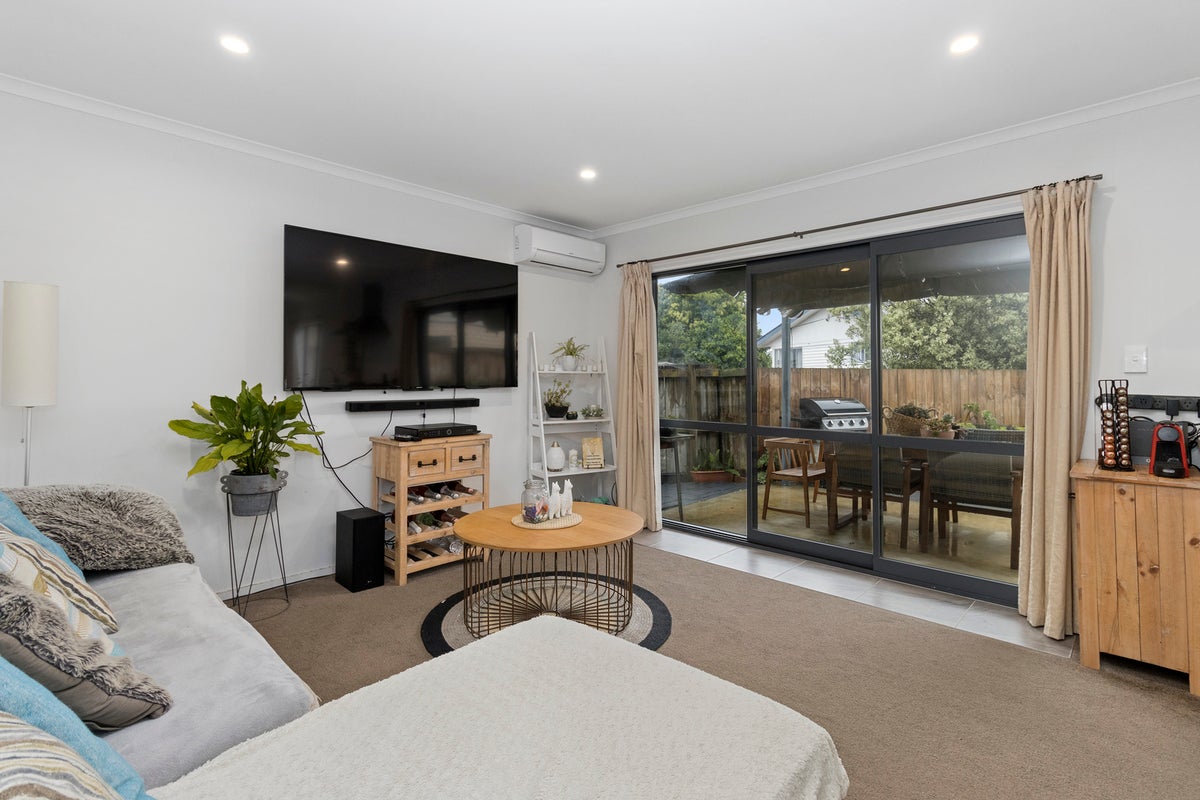 2/1 Epping Place, Dinsdale, Hamilton - Carousel 2