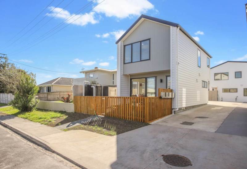 1/10 Alan Avenue, Henderson, Auckland - Carousel 1