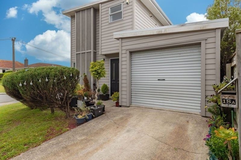 18A Franklyn Road, Tawa, Wellington - Carousel 1