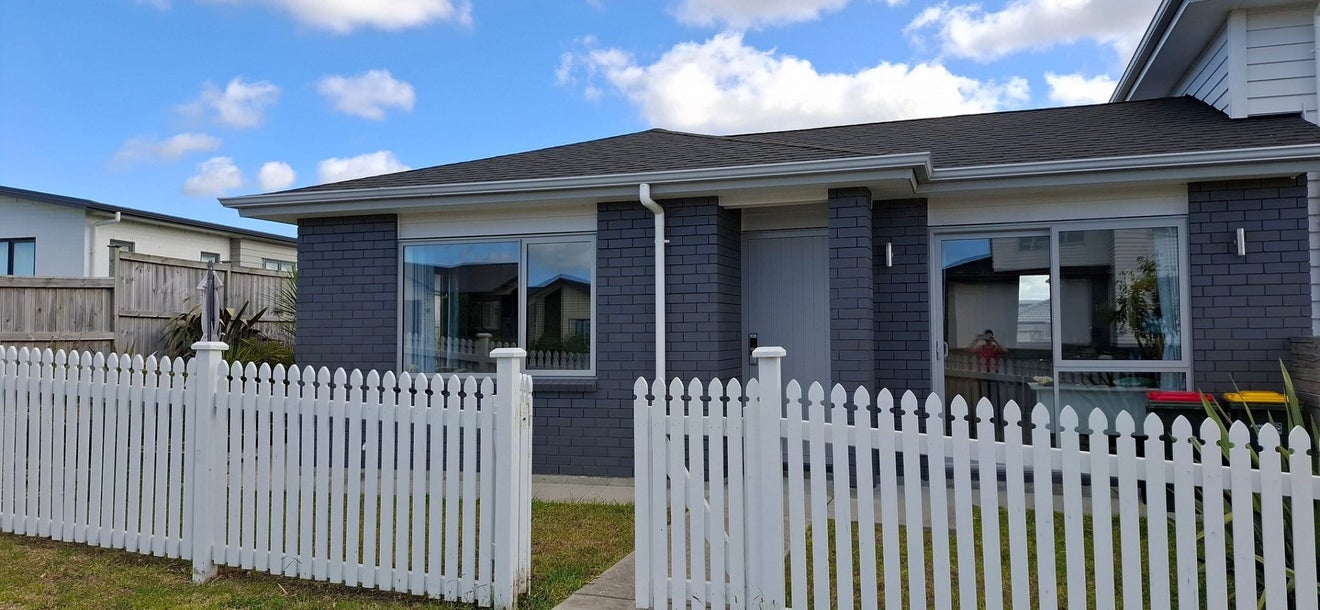 10 Hapukupuku Avenue, Beachlands, Auckland - Carousel 1