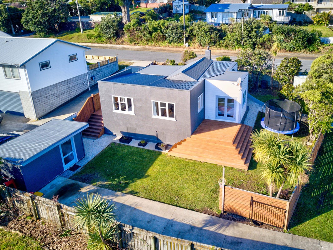 13 John Street, Titahi Bay, Porirua - Carousel 1