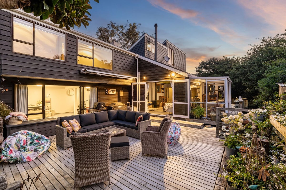 6 Anchor Lane, Whitby, Porirua - Carousel 1