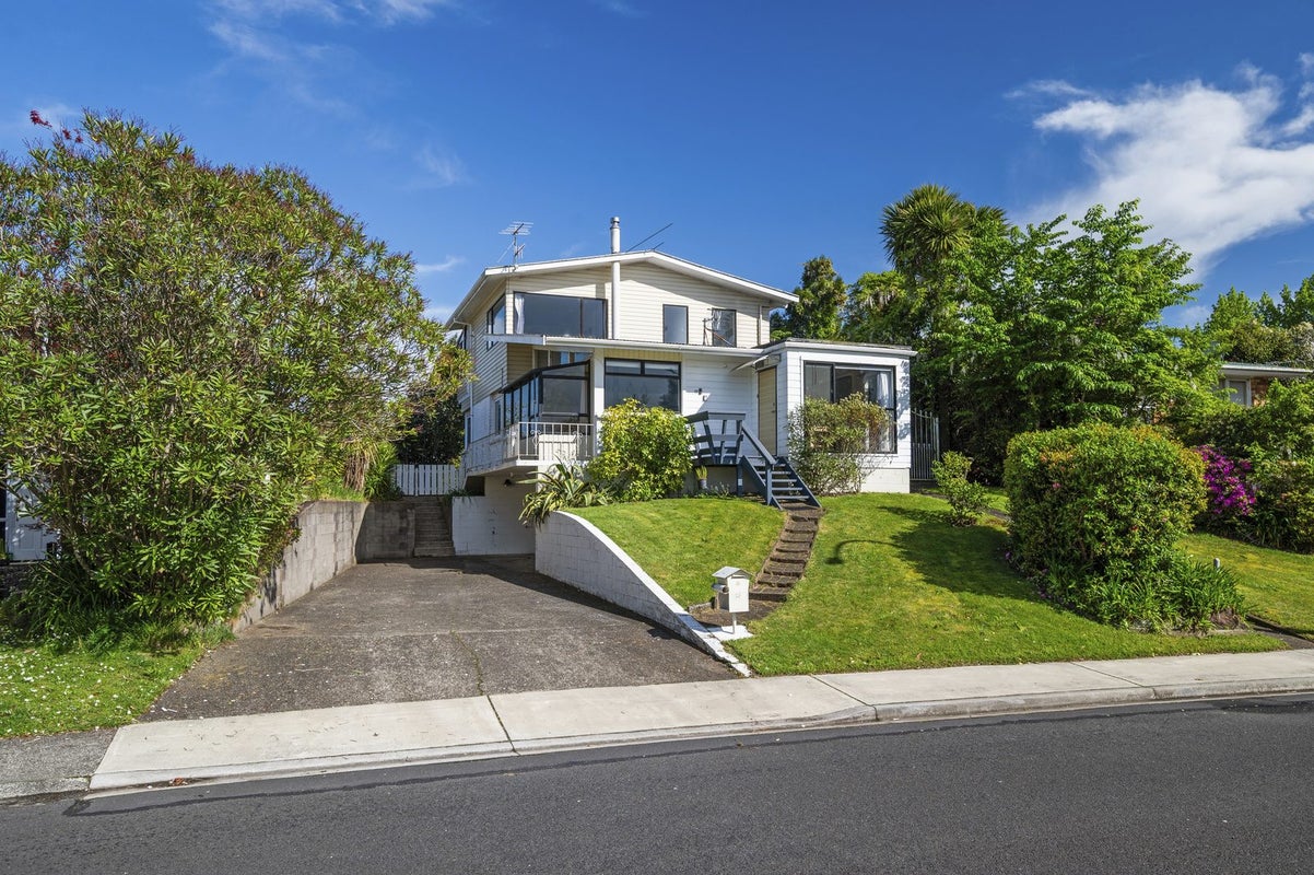 13 Tirita Street, Kawaha Point, Rotorua - Carousel 1