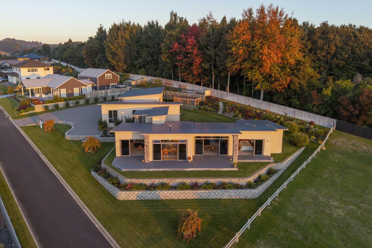 7 Azalea Lane, Waipahihi, Taupo - Carousel 2