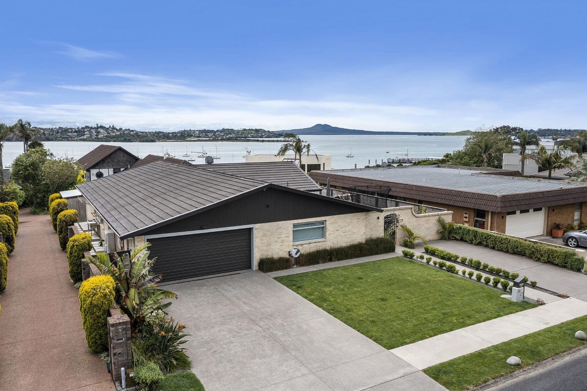 29 Clyside Avenue, Half Moon Bay, Auckland - Carousel 1