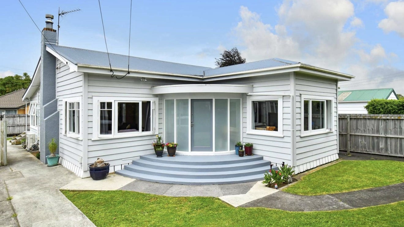 16 Graham Road, Conifer Grove, Takanini - Carousel 1