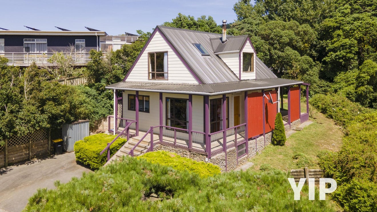 9A Victory Crescent, Tawa, Wellington - Carousel 1