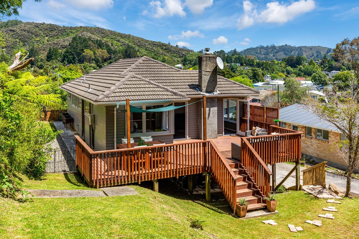 17 Lowry Crescent, Stokes Valley, Lower Hutt - Carousel 1