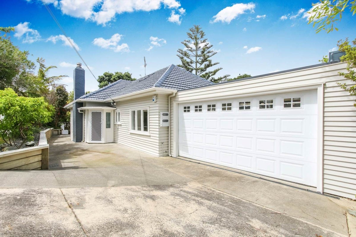 65 Woodlands Crescent, Browns Bay, Auckland - Carousel 1