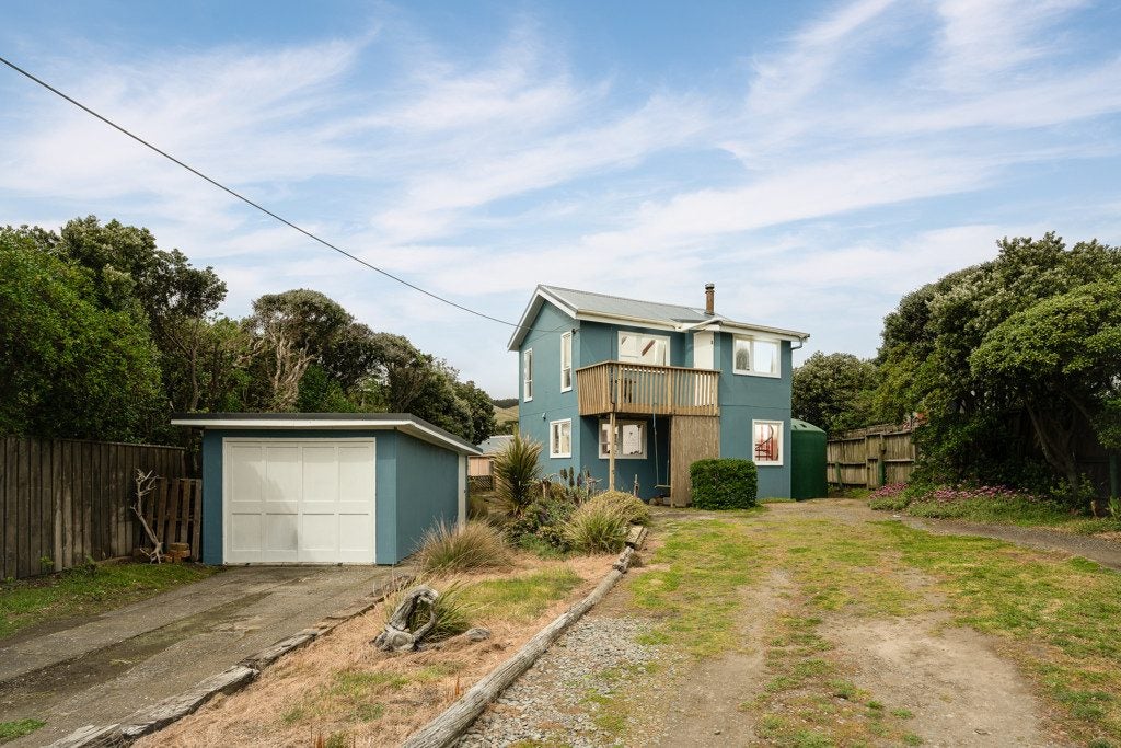 6 Estuary Street, Makara Beach, Karori - Carousel 2