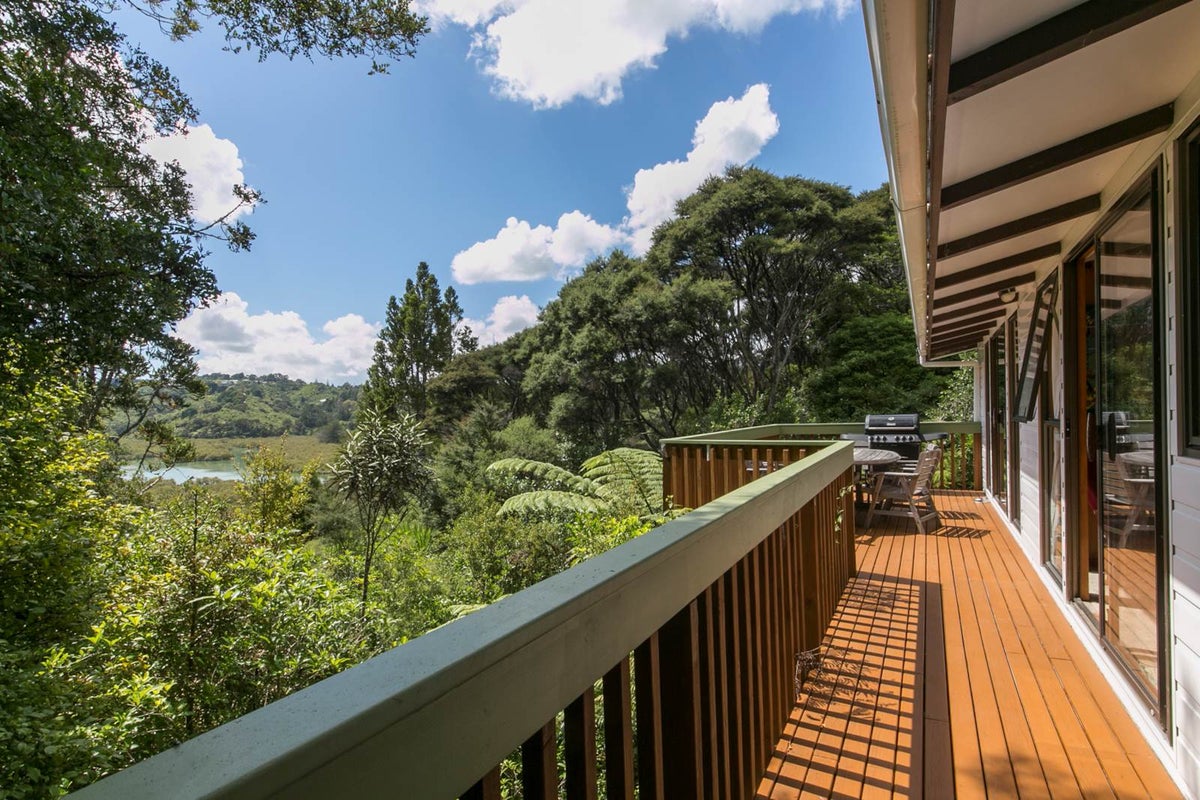 8 Janet Place, Laingholm, Auckland - Carousel 1
