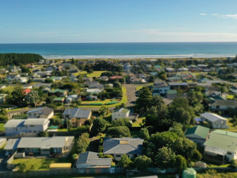 16 Arataki Grove, Waitarere Beach, Levin - Carousel 2