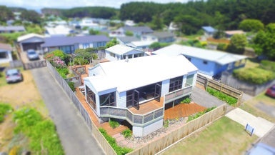 4 Rangitane Grove, Waitarere Beach, Levin - Carousel 1