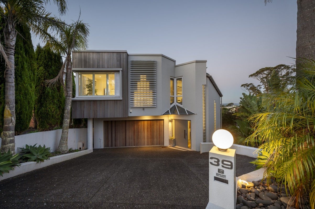 2/39 Eastcliffe Road, Castor Bay, Auckland - Carousel 1