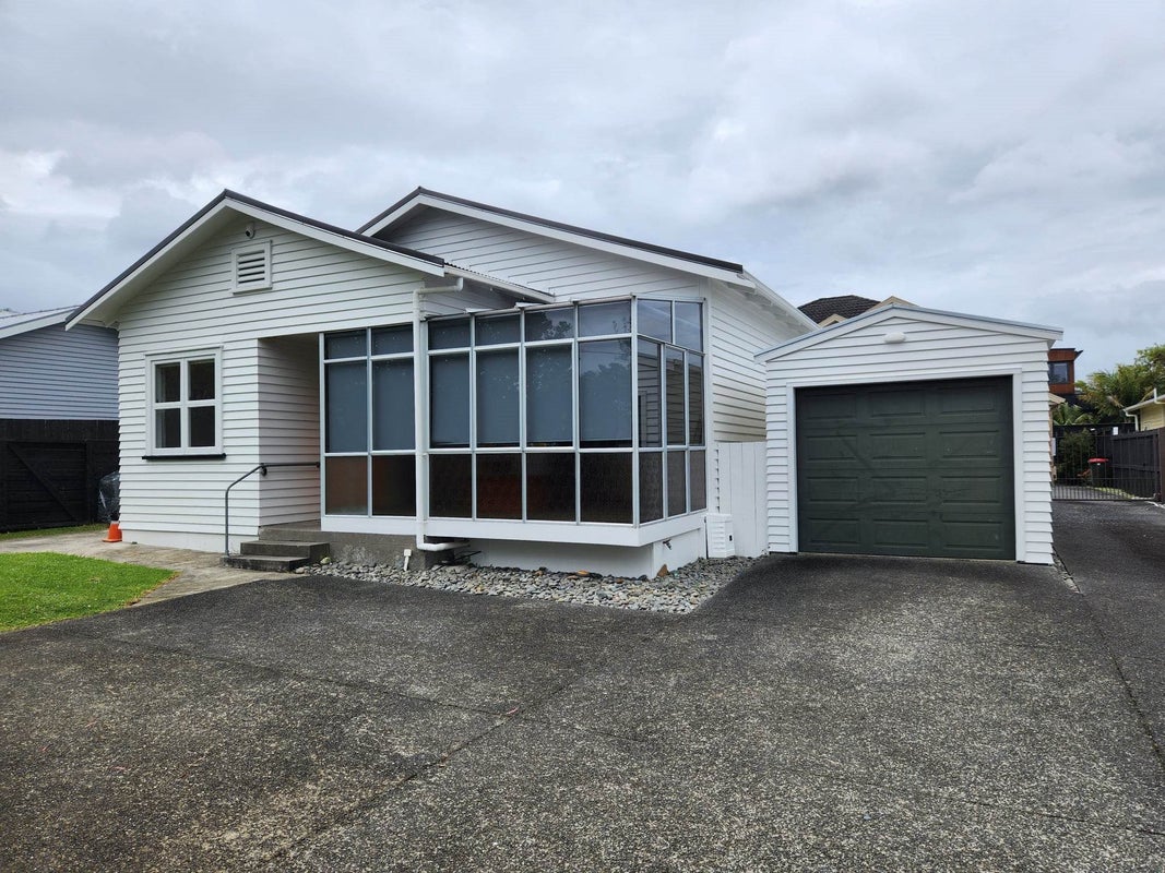 16 Raymond Street, Point Chevalier, Auckland - Carousel 1
