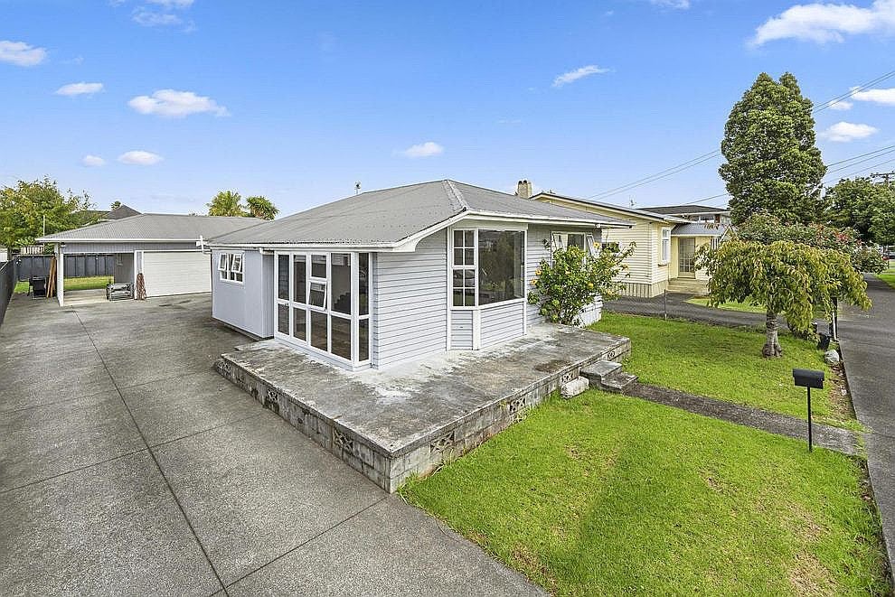 15 Buxton Street, Point Chevalier, Auckland - Carousel 1