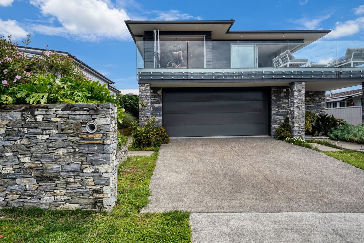 128 Churchill Road, Rothesay Bay, Auckland - Carousel 2