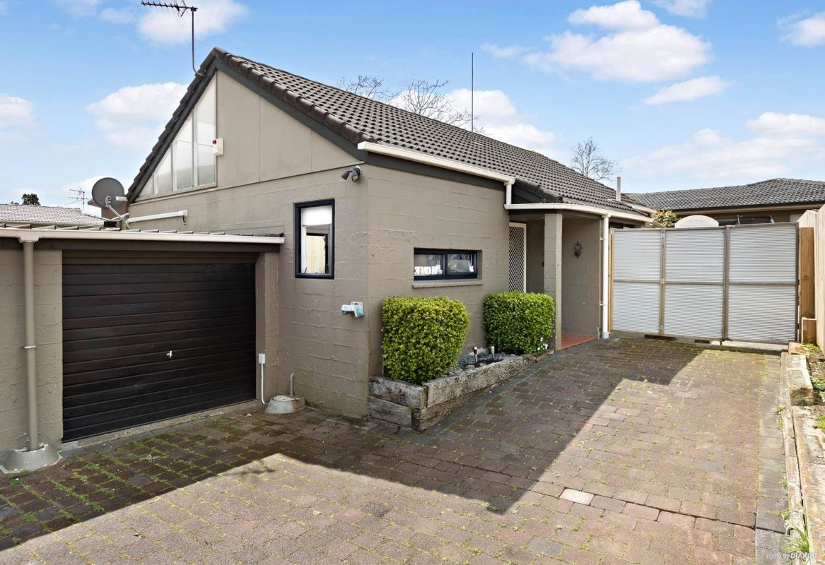 2/84 Prince Regent Drive, Half Moon Bay, Auckland - Carousel 1