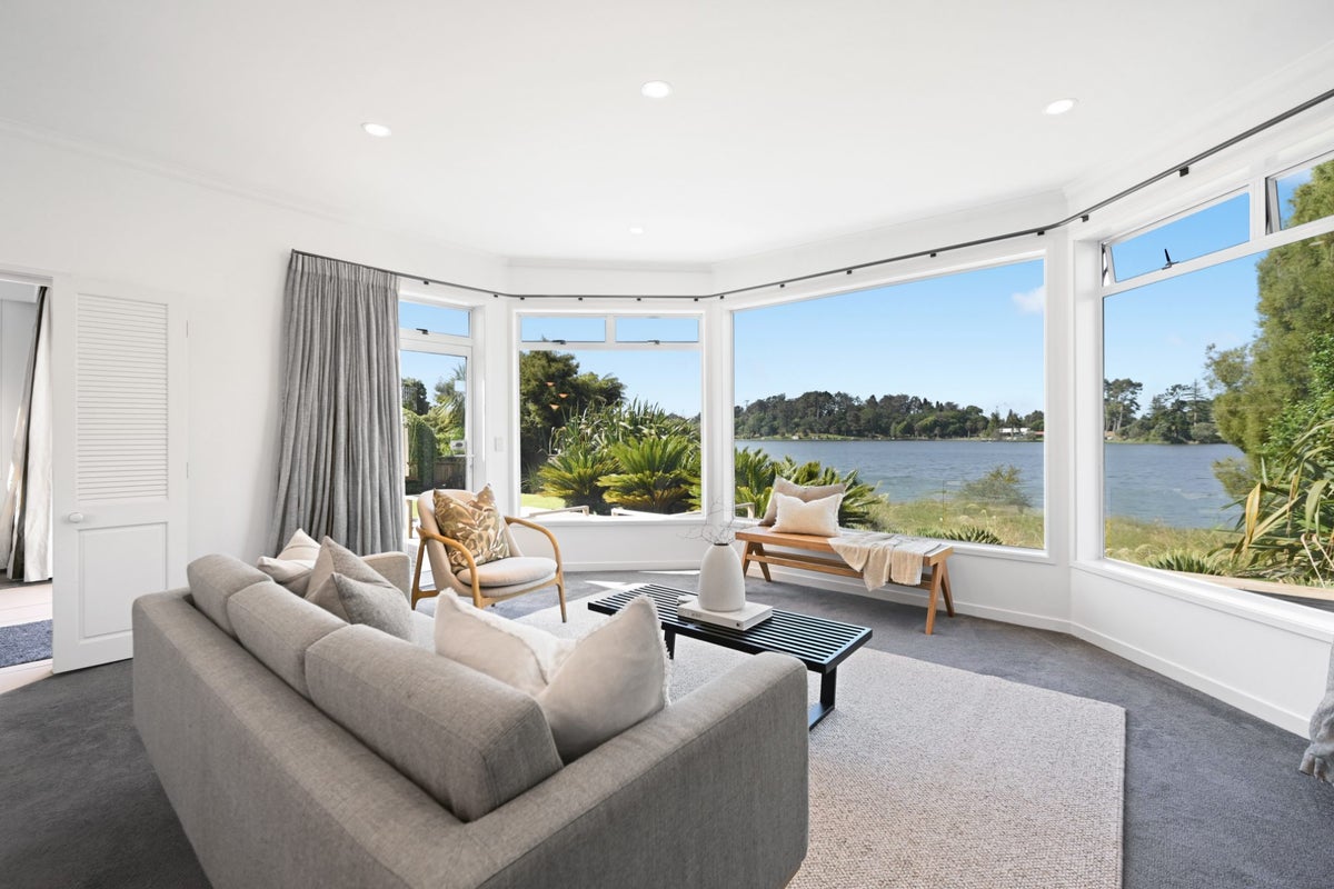 86 Lake Crescent, Hamilton Lake, Hamilton - Carousel 1
